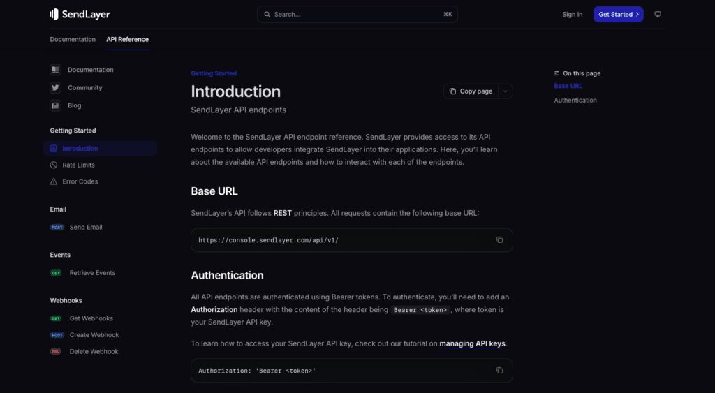 Captura de tela da página Referência da API SendLayer em modo escuro com navegação à esquerda e seções de conteúdo: Introdução, URL base, Autenticação