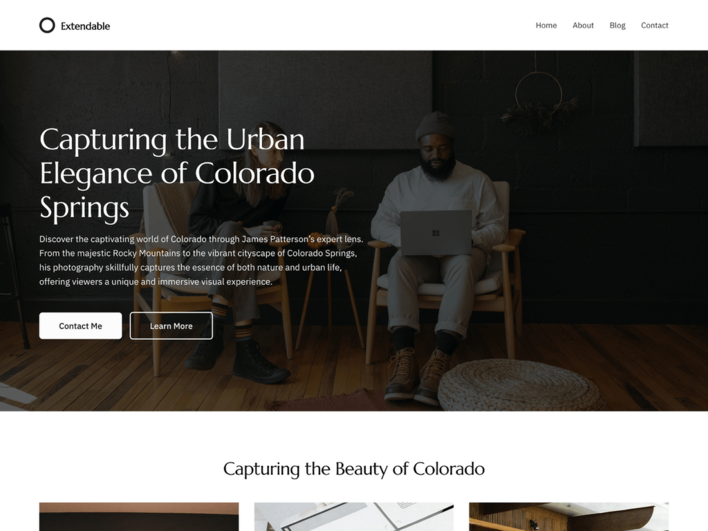 Hero-Bild, das zwei Personen in einem modernen Raum mit dunklen Wänden zeigt, während ein Mann einen Laptop benutzt, was das Thema urbane Eleganz in Colorado Springs vermittelt.