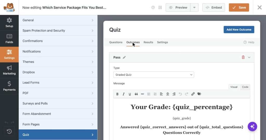 Screenshot einer Quiz-Editor-UI mit einem linken Navigationsmenü (Quiz ausgewählt) und einem rechten Bereich, der die Registerkarte "Ergebnisse" und eine benotete Quiz-Ergebnisvorlage anzeigt: "Ihre Note: {quiz_percentage}" mit Platzhaltern für {quiz_correct_answers} von {quiz_total_questions}.