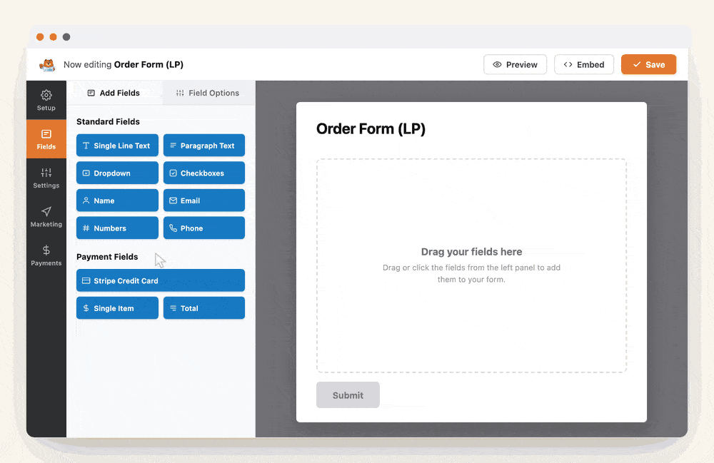 WPForms crie um formulário Stripe em minutos - WPForms Construtor de formulários WPForms animado: arrastando campos de Nome, Email e Cartão de Crédito Stripe para um formulário de pedido, depois salvando