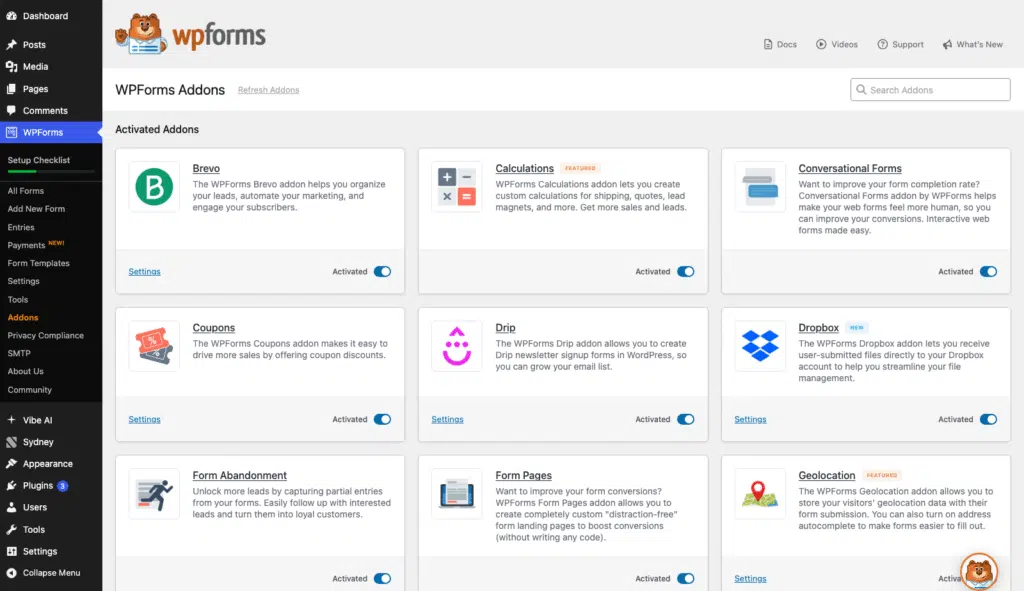 Panel de complementos de WPForms en WordPress que muestra tarjetas de complementos activados (Brevo, Cálculos, Formularios Conversacionales, Cupones, Drip, Dropbox, Abandono de Formularios, Páginas de Formularios).