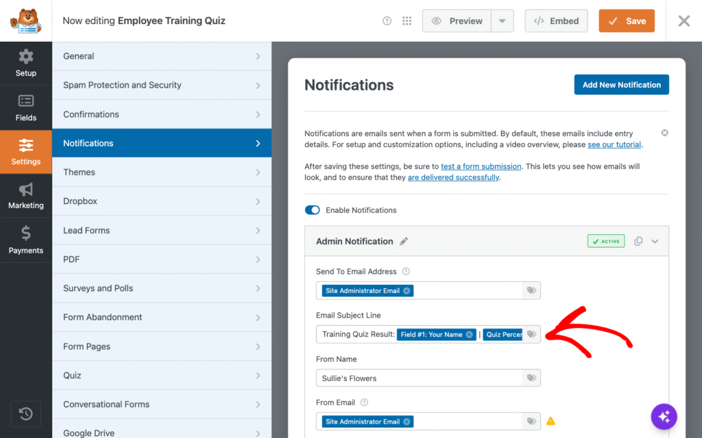 Interfaz de usuario del creador de formularios: panel de configuración de Notificaciones abierto, navegación izquierda con Configuración/Campos/Ajustes, y un área de configuración de correo electrónico de Notificación de administrador.