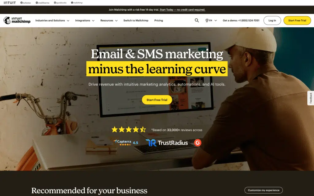 Banner principal para Mailchimp: hombre en un portátil en un espacio de trabajo, con el titular 'Marketing por correo electrónico y SMS sin curva de aprendizaje' y un botón amarillo 'Empezar prueba gratuita' superpuesto.