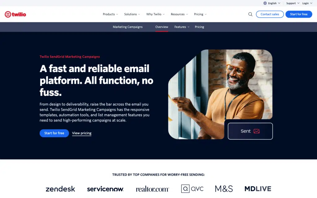 Banner principal para Twilio SendGrid: 'Una plataforma de correo electrónico rápida y fiable. Toda la función, sin complicaciones.' con un hombre sonriente junto a una ventana a la derecha.
