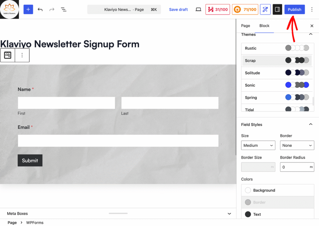 Editor di WordPress che mostra un modulo di iscrizione alla newsletter Klaviyo con campi Nome, Cognome ed Email su uno sfondo grigio testurizzato; pannello del tema aperto sulla destra.