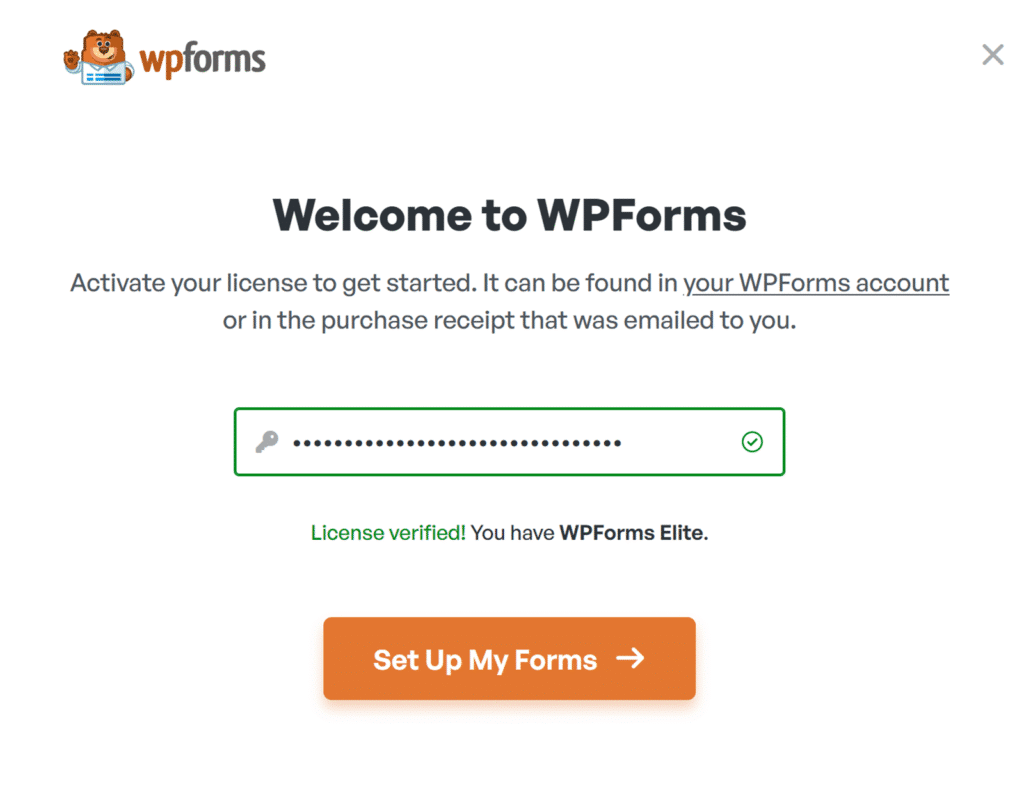 Lizenzaktivierungsbildschirm - WPForms WPForms-Begrüßungsbildschirm mit Logo und Lizenzaktivierungsnachricht, plus einem grün umrandeten Passwortfeld und einer orangefarbenen Schaltfläche „Meine Formulare einrichten“