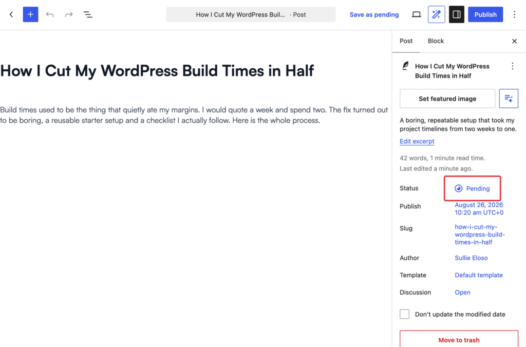 WordPressエディタ:「WordPressのビルド時間を半分にカットした方法」というタイトルの下書き投稿が表示され、最初の段落と、保留中のステータスを示す設定パネルが表示されています。