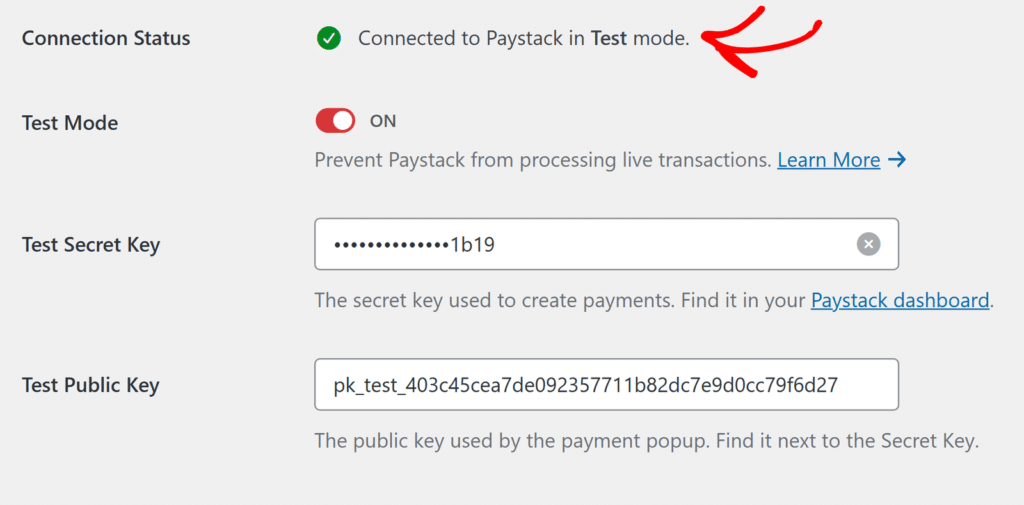 Écran des paramètres Paystack : connexion en direct en mode Test, avec une coche verte indiquant le statut connecté, et des champs pour la clé secrète de test et la clé publique de test avec un texte explicatif sous chaque champ.
